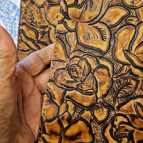 Cowhide Crossbody Large Westwrn Bag. Zipper Closure. Lg Outside Pocket - Picture 8 of 15